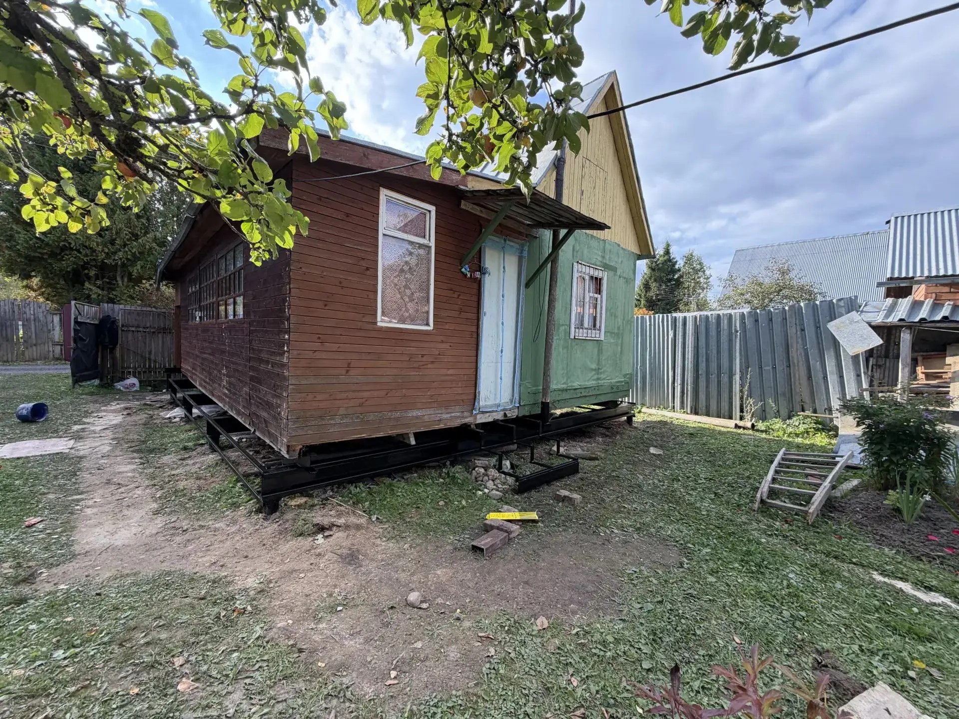 Заменили старый фундамент на сваи под дачным домом из двух строений 6х7м