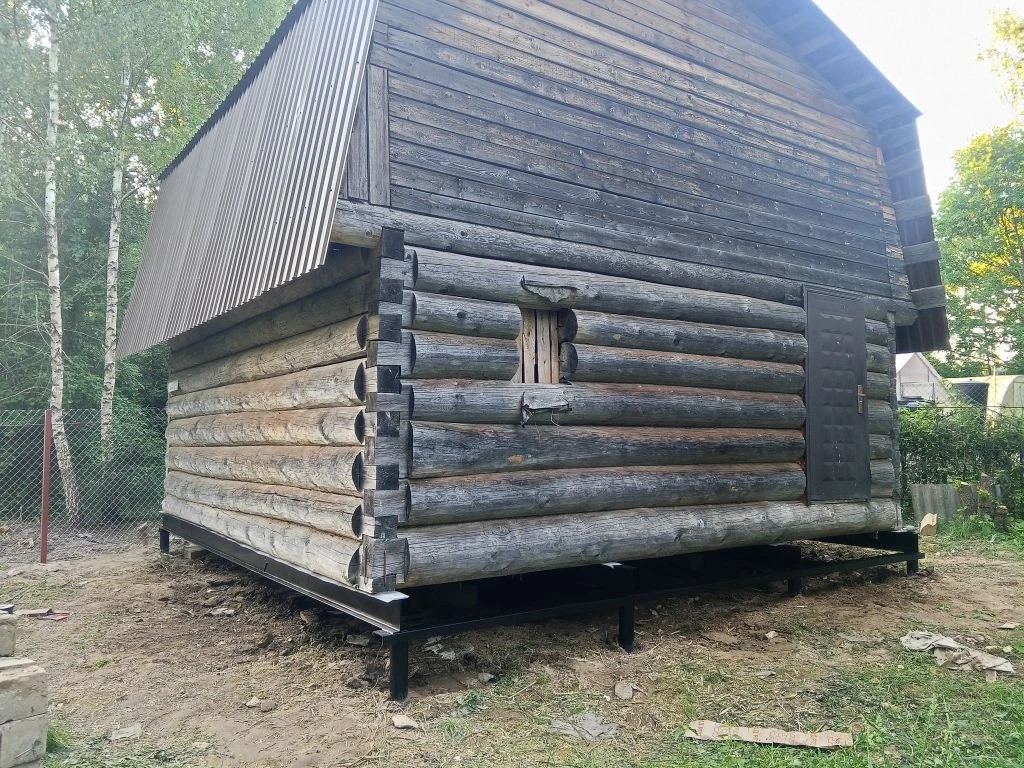 Подъем бревенчатого дома на сваи с обвязкой швеллером и двутавром